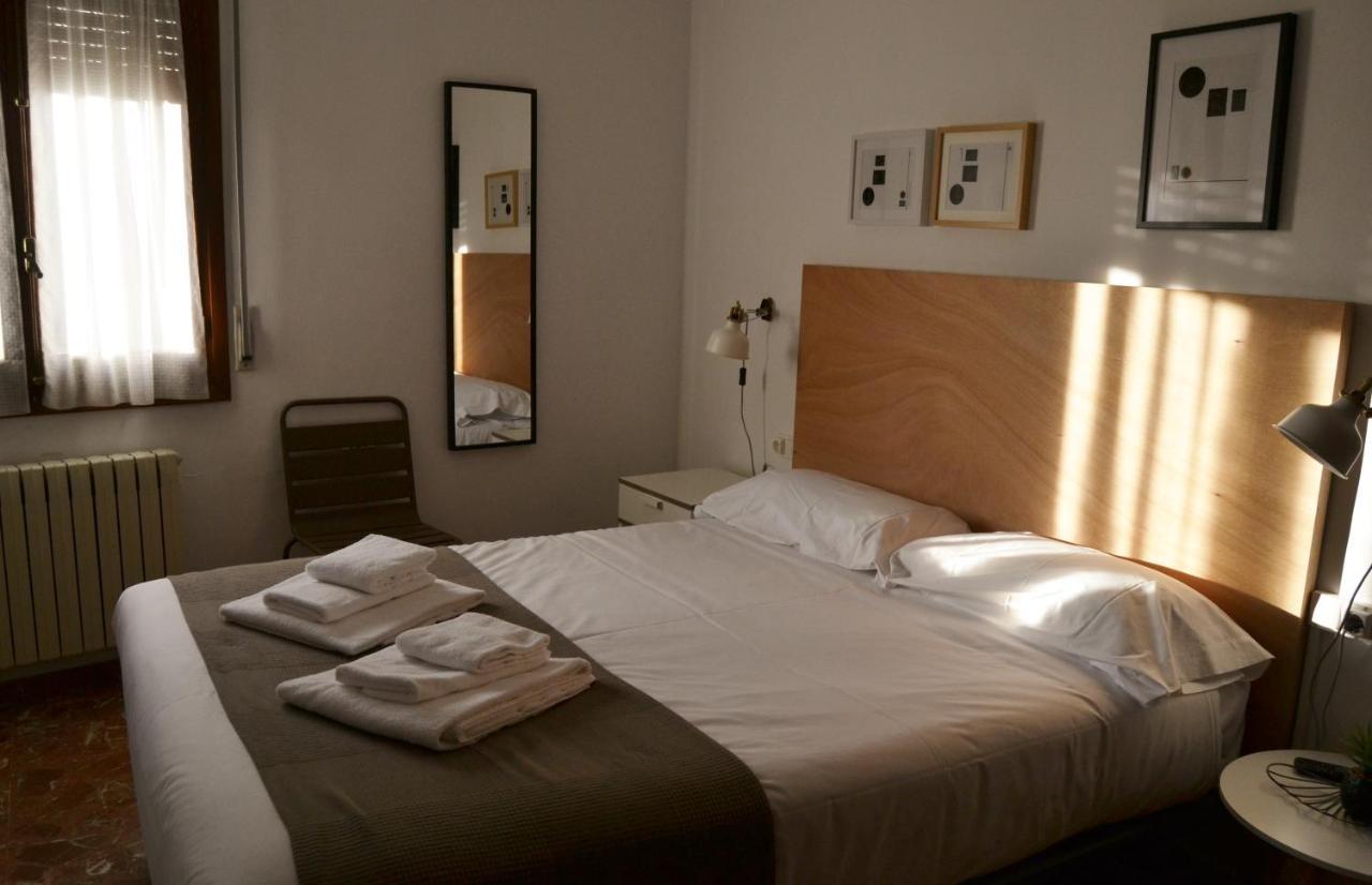 Tres Puentes Anguiano Apartamentos Y Hostal ภายนอก รูปภาพ