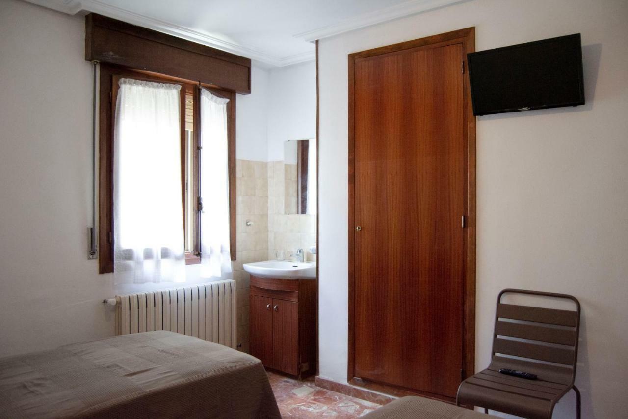 Tres Puentes Anguiano Apartamentos Y Hostal ภายนอก รูปภาพ