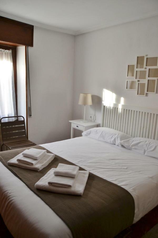 Tres Puentes Anguiano Apartamentos Y Hostal ภายนอก รูปภาพ