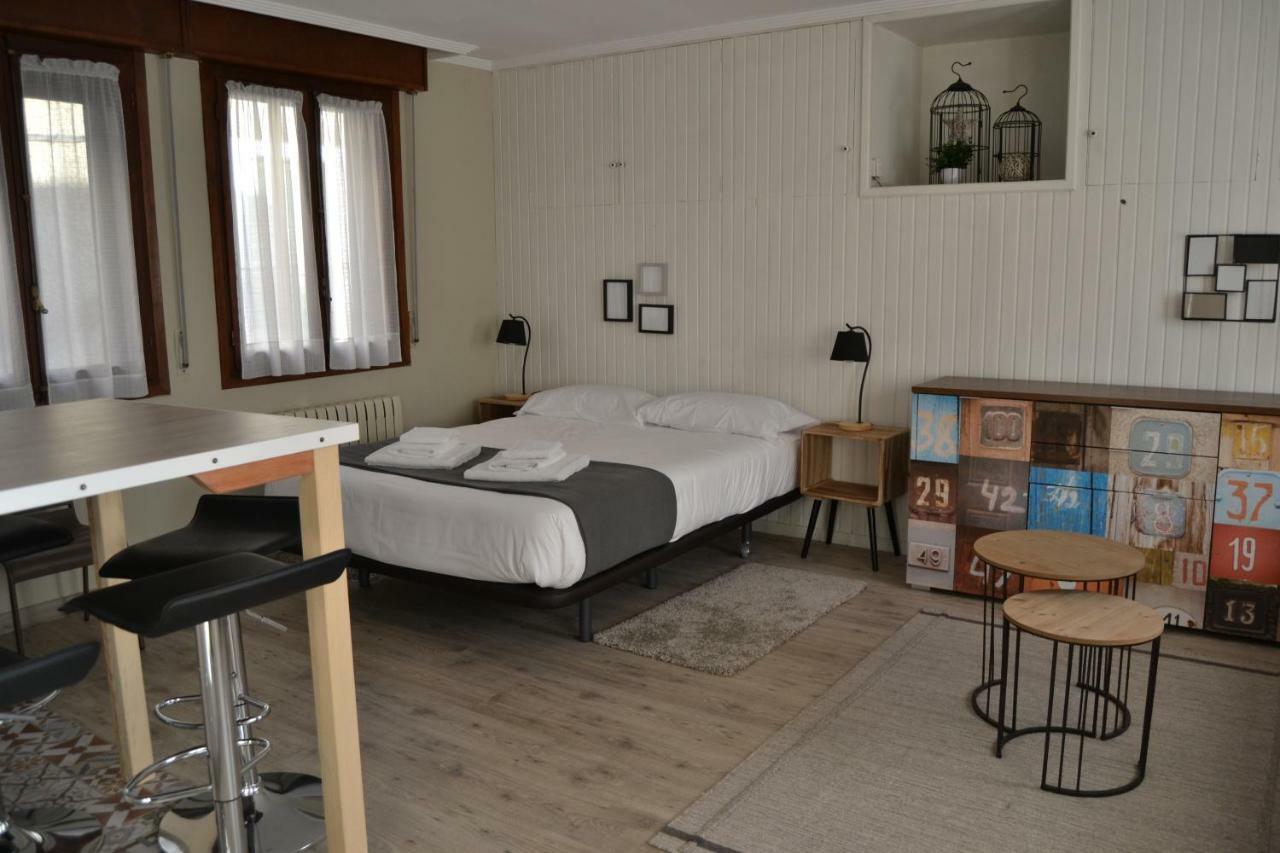 Tres Puentes Anguiano Apartamentos Y Hostal ภายนอก รูปภาพ