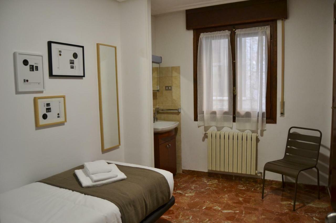 Tres Puentes Anguiano Apartamentos Y Hostal ภายนอก รูปภาพ
